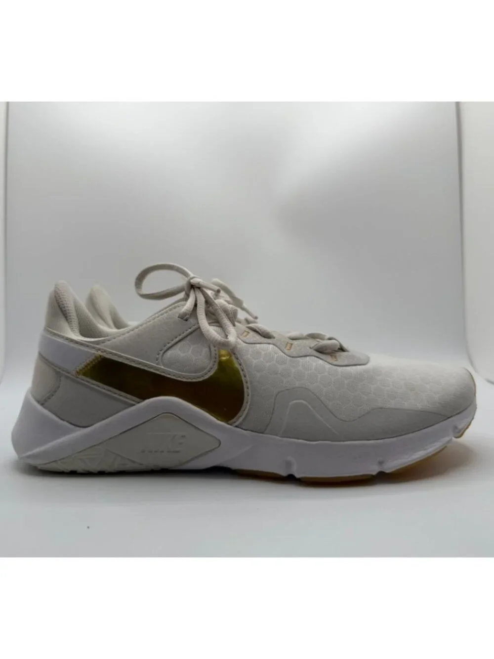 Nike Legend Essential 2 Trainers Women Size 7.5 Platinum Tint/Metallic Gold Star
